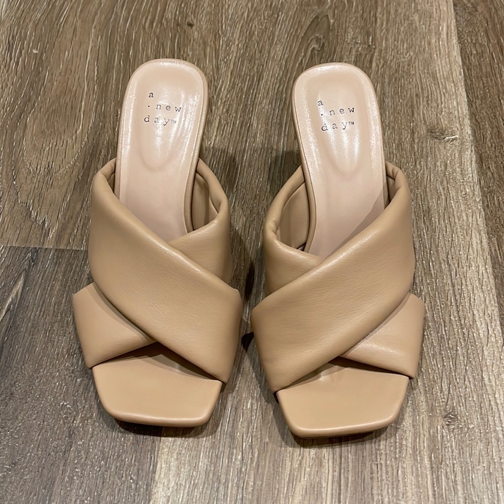 SOLD💢Faux Leather Nude Sandals w/ Thick Heels